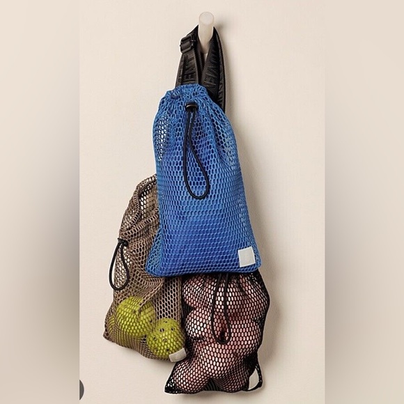 FP Movement Mini Mesh Sling Bag | One Size - Picture 6 of 10
